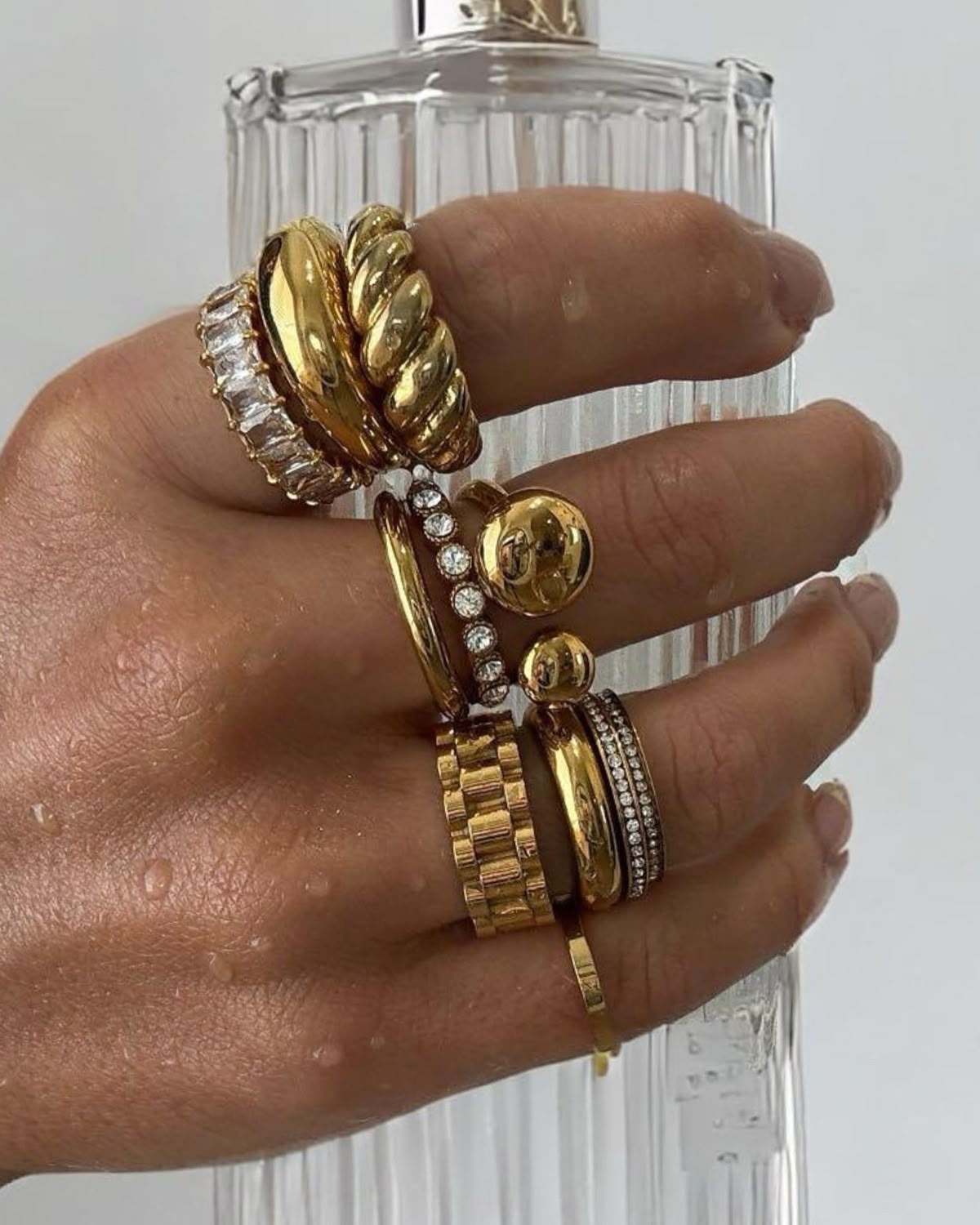 Cómo combinar accesorios dorados y plateados sin perder el estilo